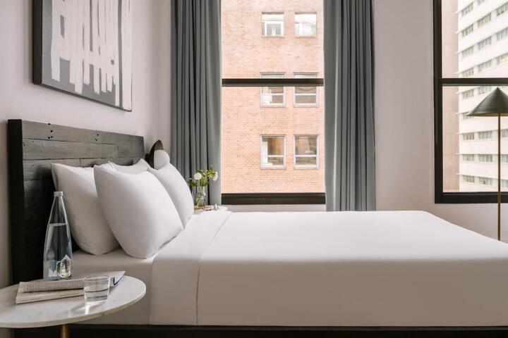 1 Queen Bed (10 of 19)