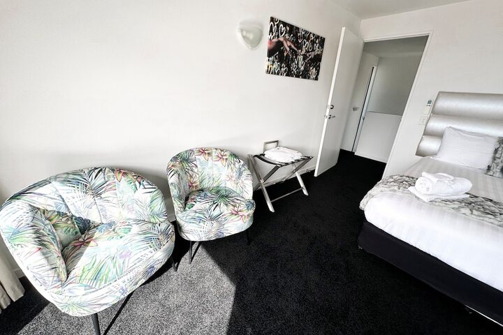 Room 28 of 77