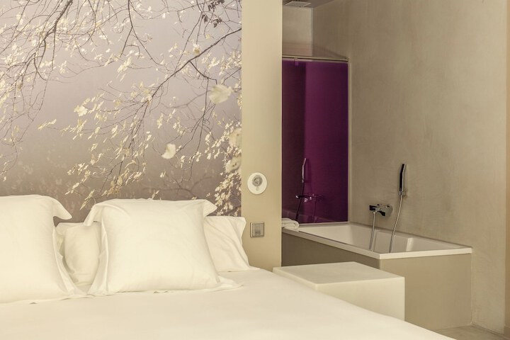 Room 8 of 100