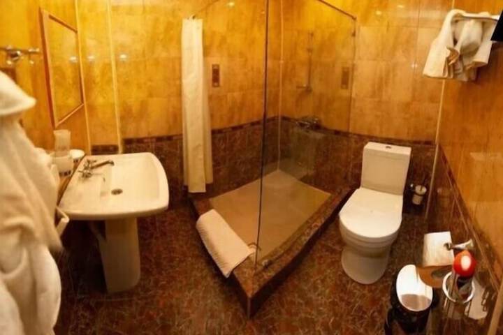 Room 9 of 12