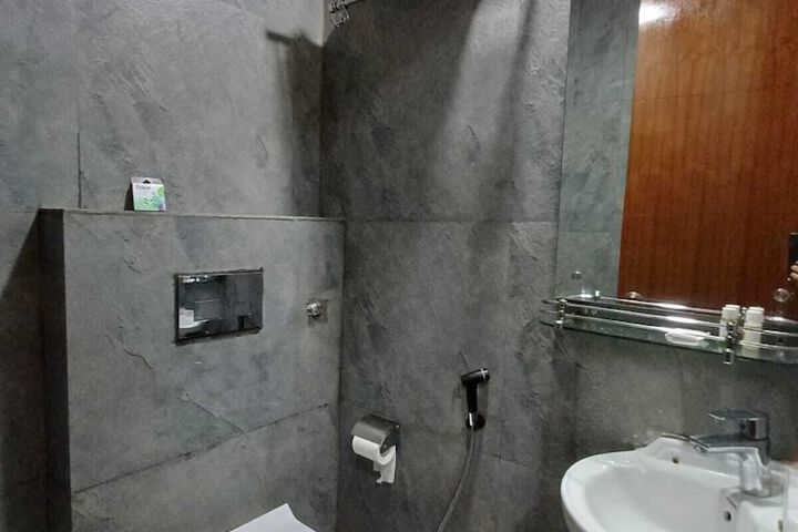 Room 34 of 40