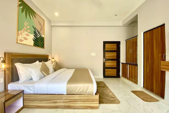 Room 5 of 16