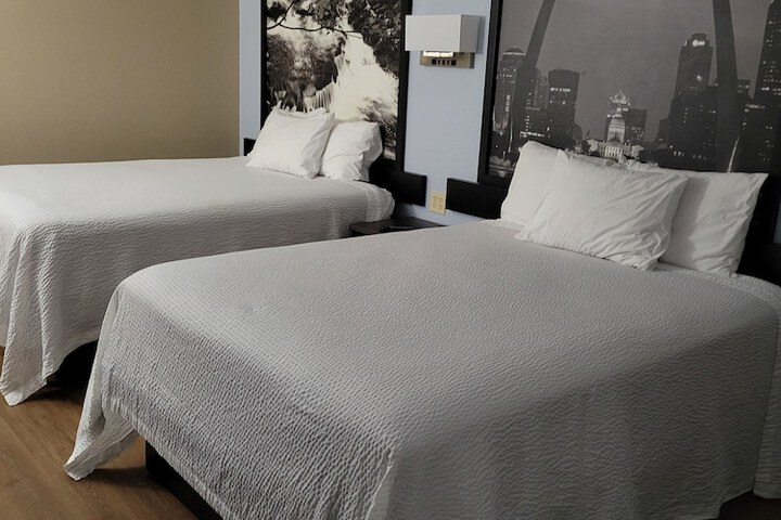 1 Queen Bed (9 of 15)