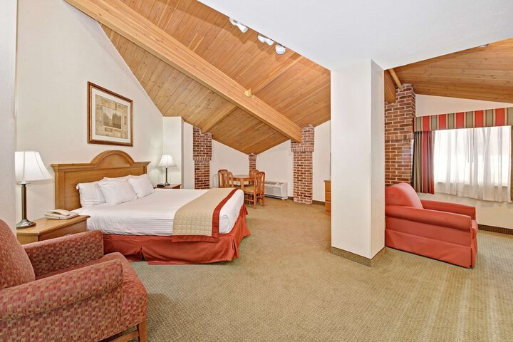 1 King Bed (6 of 12)