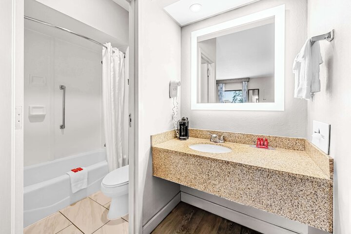 1 King Bed Pet Friendly Room, Microwave and Refrigerator WiFi Full Breakfast (3 of 4)