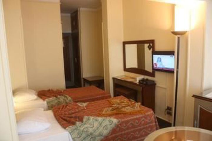 Room 10 of 25