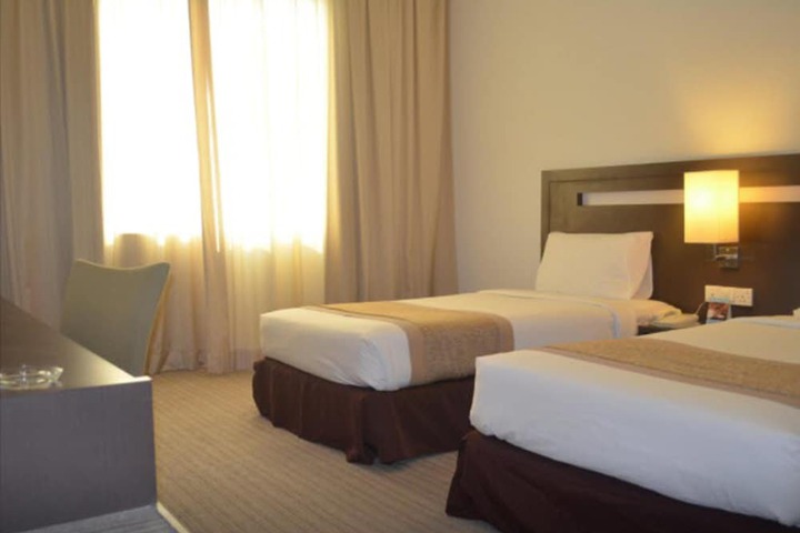 Room 7 of 76