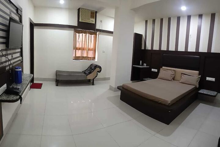 Room 6 of 28