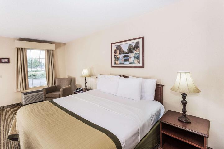 1 King Bed (4 of 6)