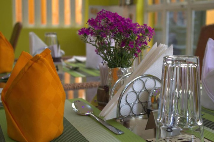 Dining 13 of 17