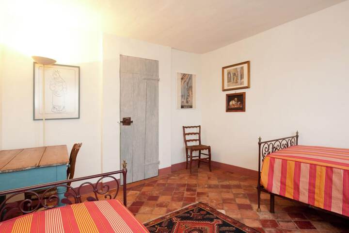 Room 3 of 40