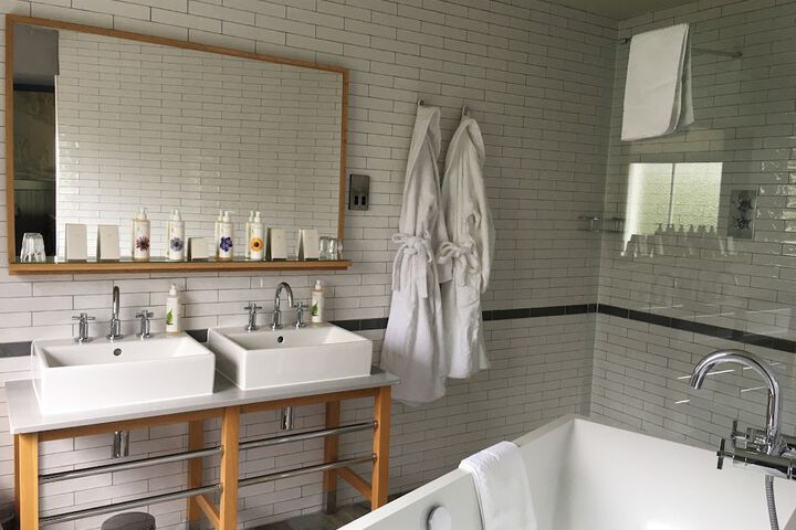 Room 17 of 36