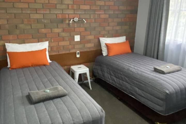 Room 6 of 16