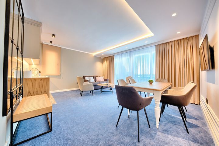Room 53 of 106