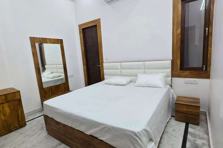 Room 6 of 14