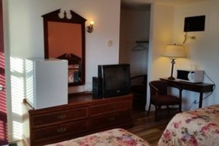 Room 4 of 8