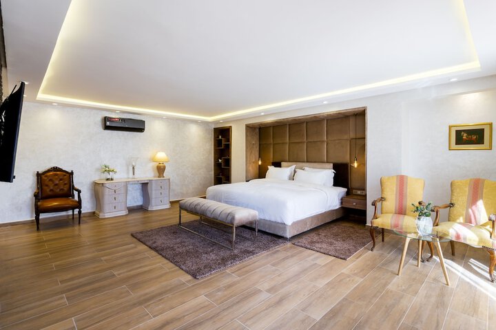 Room 13 of 77