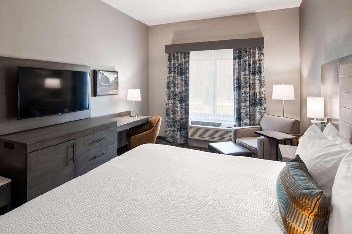 1 King Bed Microwave and Refrigerator WiFi Full Breakfast (4 of 18)