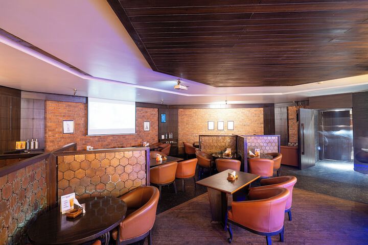 Lounge 41 of 64