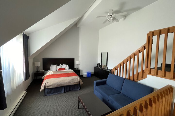 1 Queen Bed (10 of 18)
