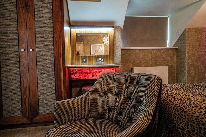 Room 43 of 242