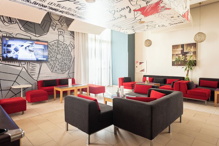 Lounge 112 of 143