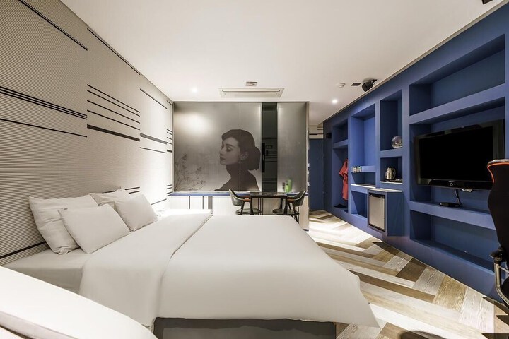 Room 7 of 15