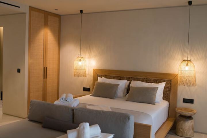 Room 4 of 93