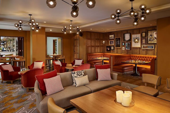 Lounge 83 of 102