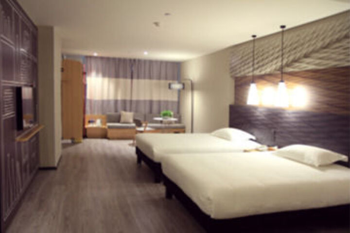 Room 35 of 79