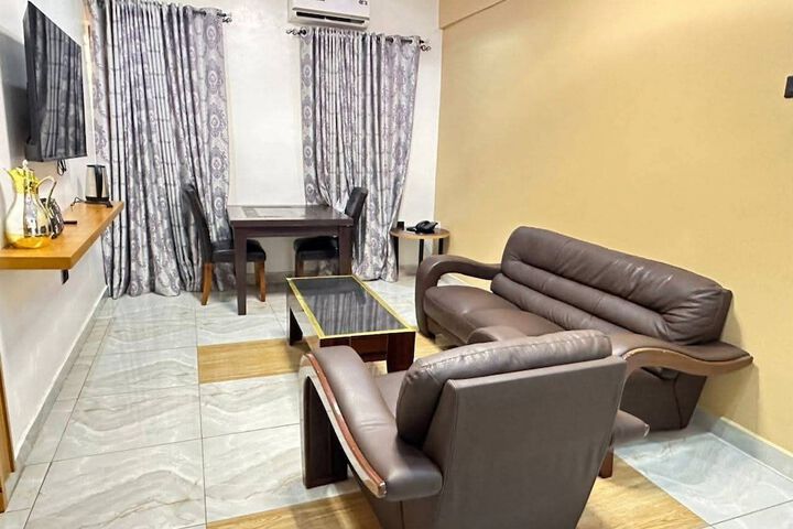 Room 4 of 6