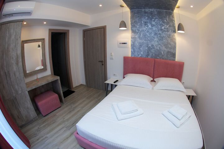 Room 12 of 103