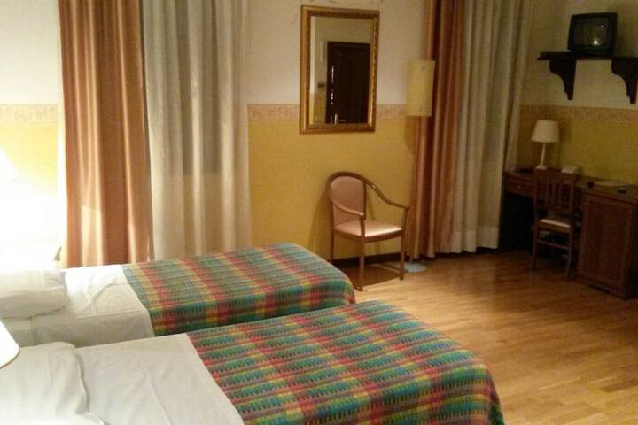 Room 10 of 38