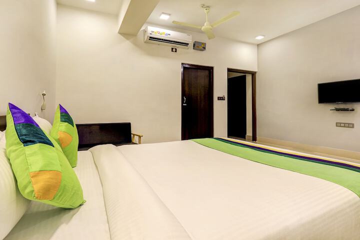 Room 10 of 34