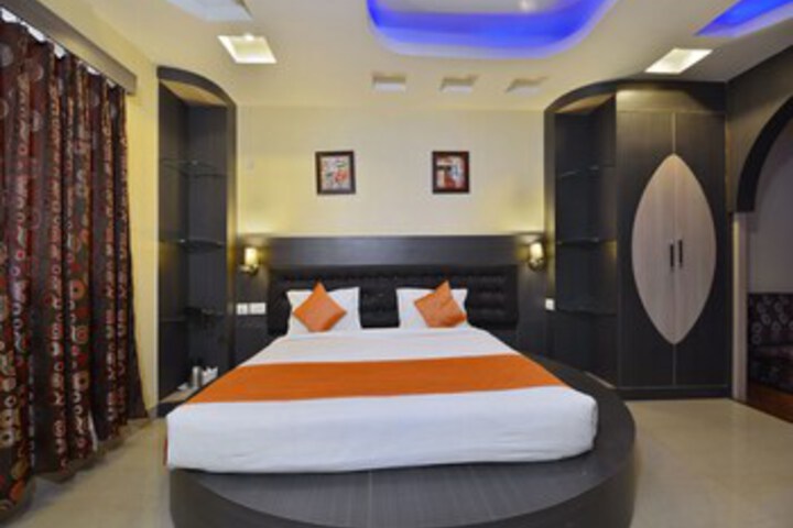 Room 13 of 19