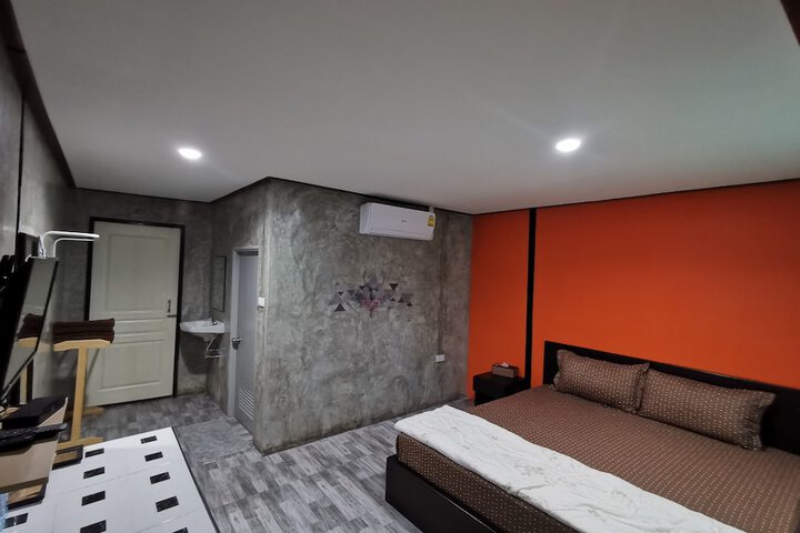 Room 2 of 33