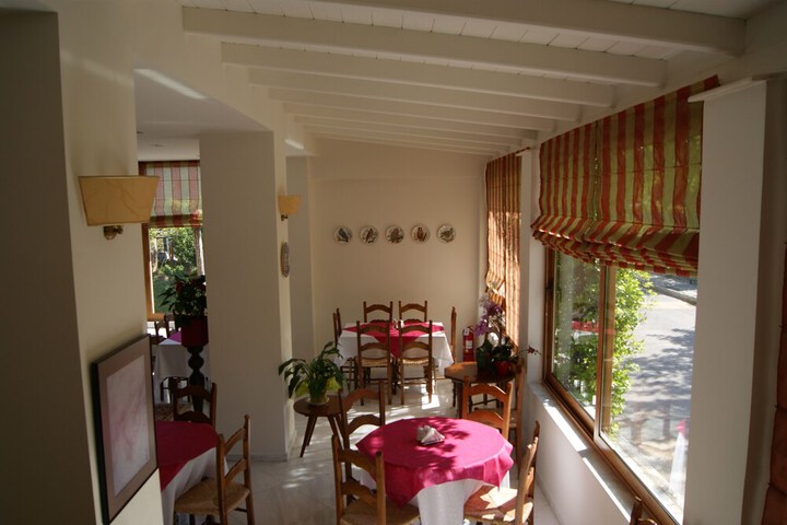 Lounge 26 of 42