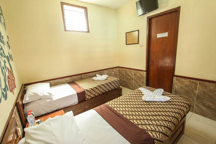 Room 7 of 33