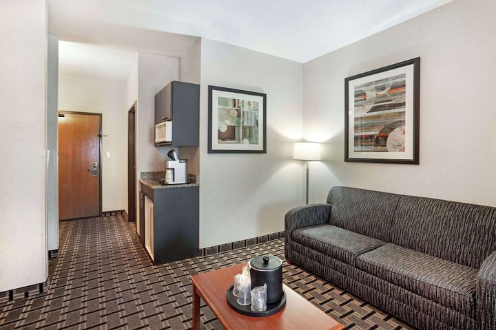 1 King Accessible Comm Assist Roll in Shower Microwave, Refrigerator WiFi Full Breakfast (10 of 16)