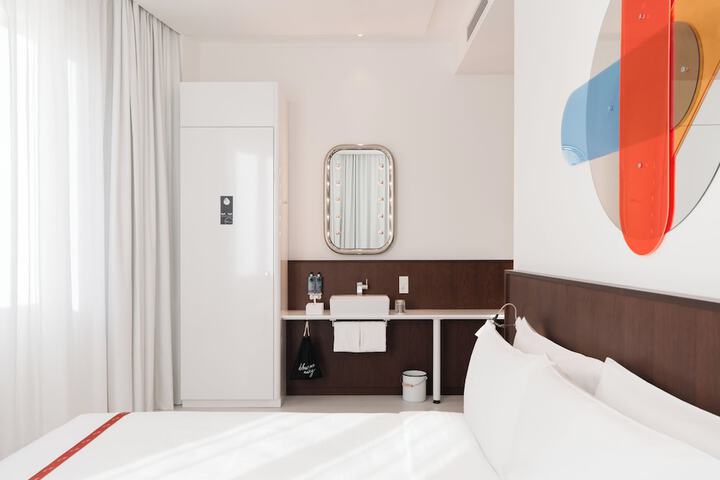 Room 4 of 60