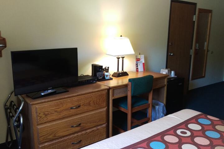 1 Queen Bed Accessible Room (9 of 25)