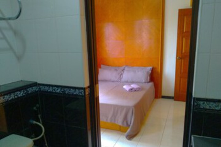 Room 9 of 33