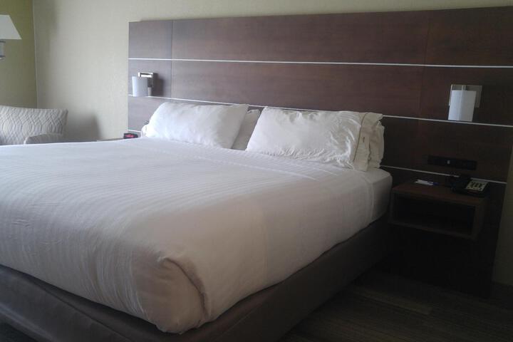 1 King Bed (3 of 5)