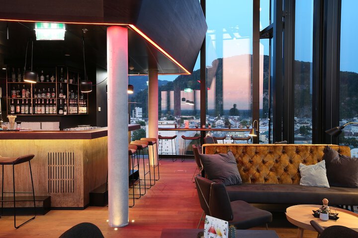 Lounge 72 of 111