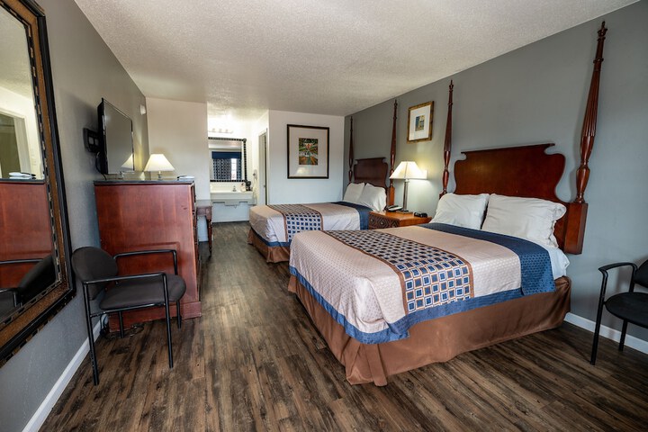2 Double Beds (8 of 15)