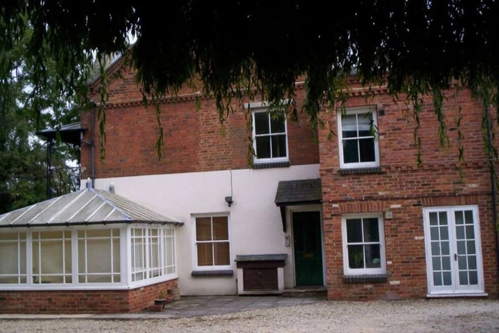Stylish 2BR Flat Central Oxford With Parking