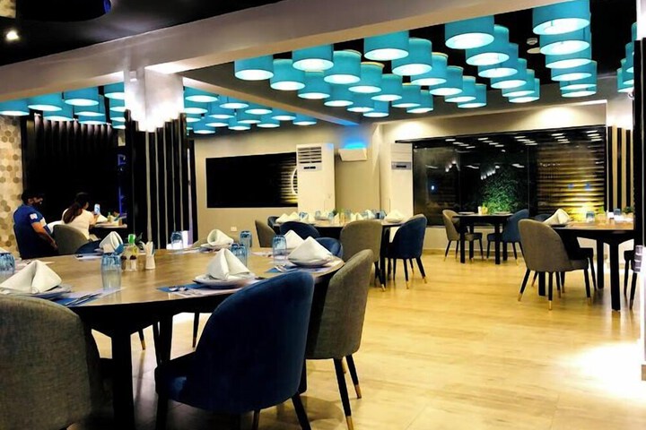 Dining 40 of 72