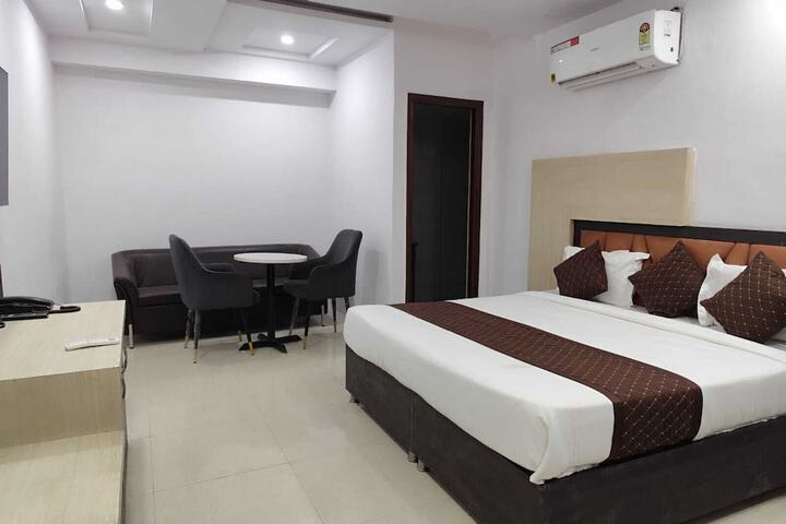 Room 5 of 10
