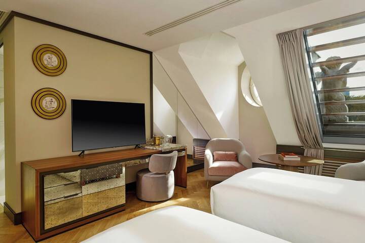 Room 28 of 82