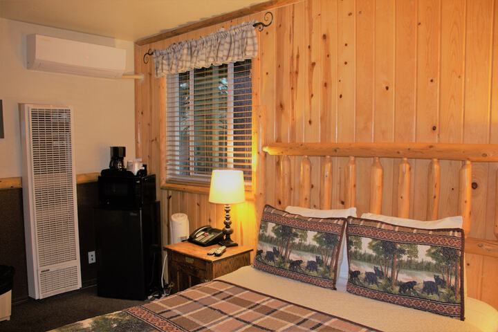 1 Queen Bed (23 of 36)